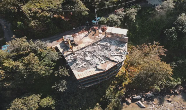 Rize'de taşkın riski altındaki izinsiz yapılar yıkılıyor