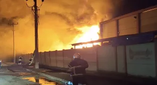 Samsun'da geri dönüşüm fabrikasında çıkan yangına müdahale sürüyor