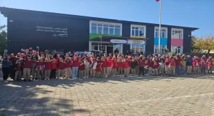 Sarıoğlan'da ilkokul öğrencileri turşu kurma etkinliğinde buluştu