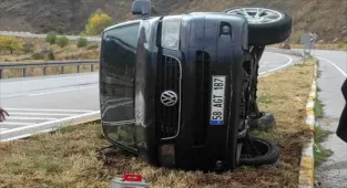 Sivas'ta devrilen minibüsteki 2 kişi yaralandı 