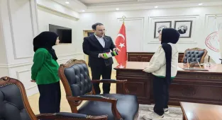 Sivas'ta öğrenciler topladıkları paraları Filistin'e bağışladı