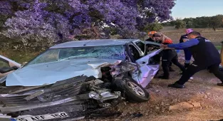 Uşak'ta traktörle çarpışan otomobildeki çift yaralandı