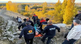 Van Kalesi'nde kayalıktan düşen kişi ekiplerce kurtarıldı