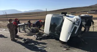 Ağrı'da otomobille çarpışan minibüsün sürücüsü öldü, 2 kişi ağır yaralandı