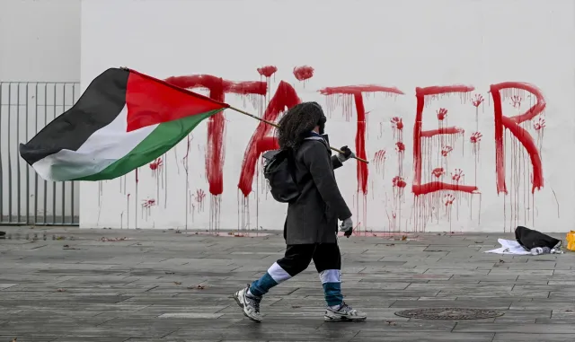 Almanya'da Filistin destekçileri Başbakanlık binasına kırmızı boyayla failler yazdı