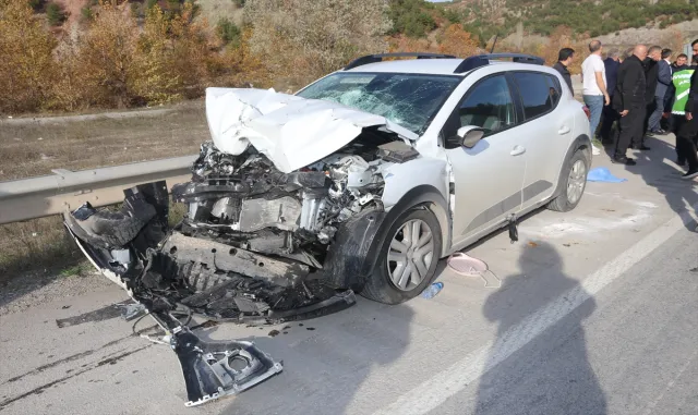 Amasya'da kamyon ile çarpışan otomobildeki 3 kişi yaralandı
