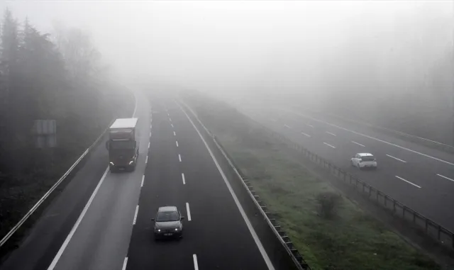 Anadolu Otoyolu'nun Düzce kesiminde sis görüş mesafesini düşürdü