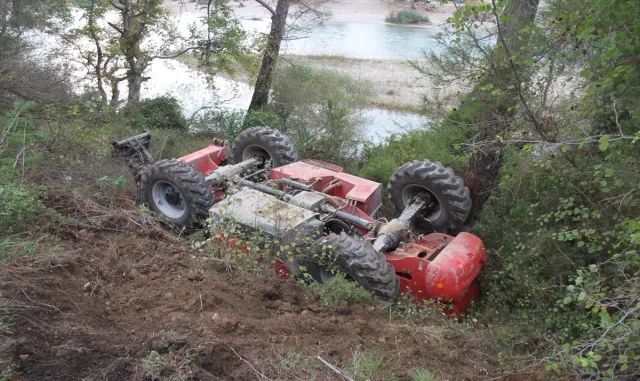 Antalya'da şarampole devrilen iş makinesinin operatörü yaralandı