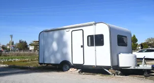 Balıkesir Sındırgı'da sarsıntılar nedeniyle evlerine giremeyenler karavanları tercih ediyor