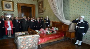 Büyük Önder Atatürk, Dolmabahçe Sarayı'ndaki odasında törenle anıldı