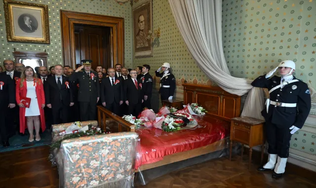 Büyük Önder Atatürk, Dolmabahçe Sarayı'ndaki odasında törenle anıldı
