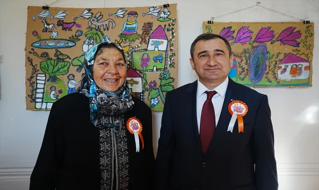 Çanakkale'de 73 yaşındaki Hakime teyzenin yaptığı resimlerden oluşan sergi açıldı