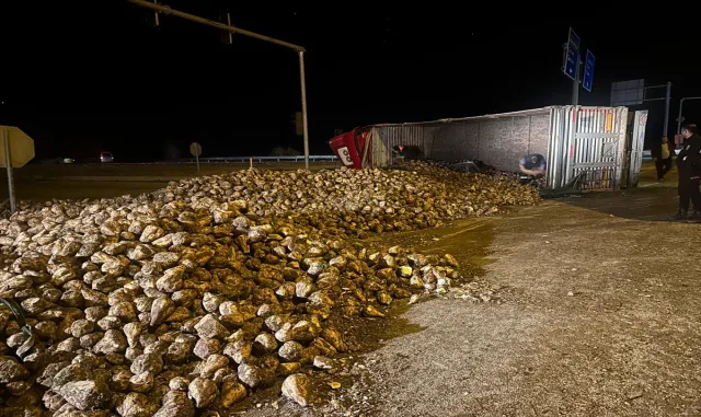 Çorum'da tırla otomobilin çarpıştığı kazada 3 kişi yaralandı