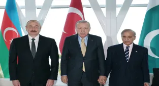 Cumhurbaşkanı Erdoğan, Azerbaycan Cumhurbaşkanı Aliyev ve Pakistan Başbakanı Şerif ile görüştü