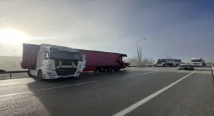 Erzurum'da yolcu otobüsü ile tırın çarpıştığı kazada 11 kişi yaralandı