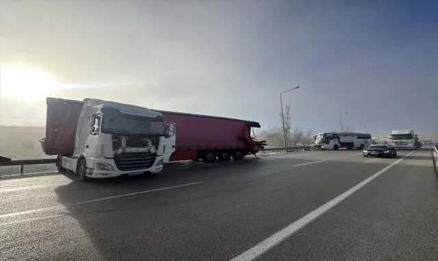 Erzurum'da yolcu otobüsü ile tırın çarpıştığı kazada 11 kişi yaralandı