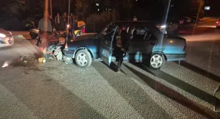 Eskişehir'de otomobille çarpışan motosikletli kurye yaralandı