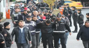 Eskişehir'de suç örgütü operasyonunda yakalanan şüphelilerden 16'sı tutuklandı