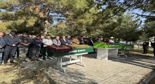 Fatih'te gıda zehirlenmesi şüphesiyle ölen anne ve iki çocuğun cenazesi Afyonkarahisar'da defnedildi