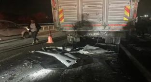 Gaziantep'te kamyon ile otomobilin çarpıştığı kazada 3 kişi öldü
