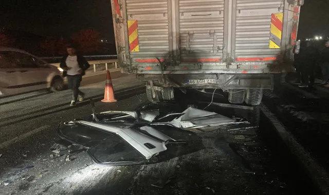 Gaziantep'te kamyon ile otomobilin çarpıştığı kazada 3 kişi öldü