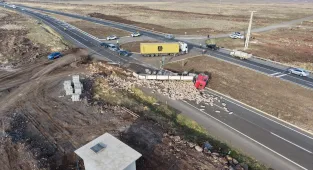 GÜNCELLEME - Diyarbakır-Şanlıurfa kara yolunda devrilen tır nedeniyle kontrollü sağlanan ulaşım normale döndü 