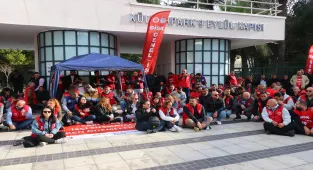 GÜNCELLEME - Sosyal haklarını alamayan İzmir Büyükşehir Belediyesi işçilerinden oturma eylemi