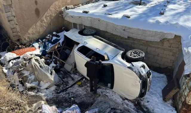 Hakkari'de şarampole devrilen pikaptaki 4 kişi yaralandı