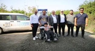 Hatay'da engelli çocuğun akülü aracını kullanabilmesi için evinin yolu asfaltlandı