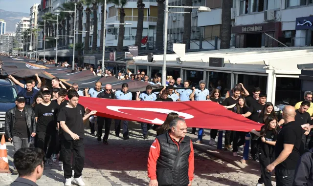 İzmir'de Ata'ya Saygı Yürüyüşü düzenlendi