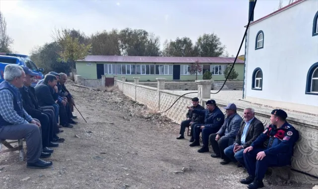 Kırşehir jandarma, köylüleri bilgilendirdi