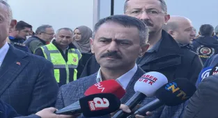 Kocaeli'de çöken apartmanın ve tahliye edilen binaların bulunduğu bölgede ekipler inceleme yapıyor