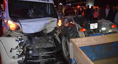 Manisa'da traktör ile çekicinin çarpıştığı kazada 3 kişi yaralandı