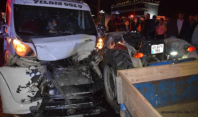 Manisa'da traktör ile çekicinin çarpıştığı kazada 3 kişi yaralandı