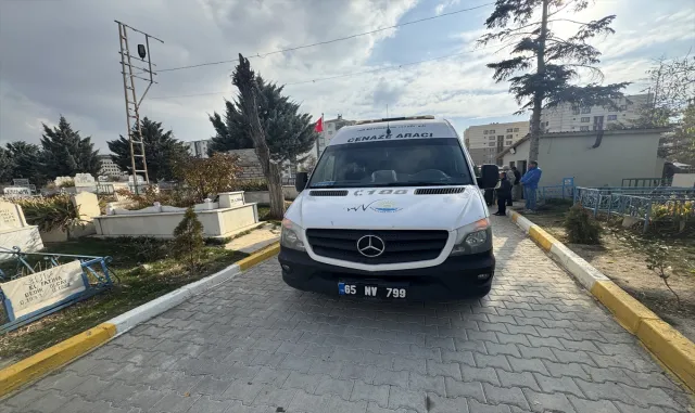 Mardin'de evlerinde ölü bulunan anne ve kızının cenazesi Van'da defnedildi
