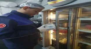 Marmaris'te tarihi geçmiş gıda ürünlerine el konuldu