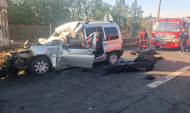 Mersin'de kamyona çarpan hafif ticari araçtaki 3 kişi öldü