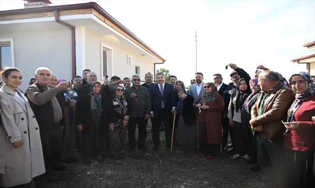 Osmaniye'de yapımı tamamlanan 12 köy evi depremzedelere teslim edildi