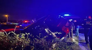 Sakarya'da iki hafif ticari aracın çarpıştığı kazada bir kişi öldü, iki kişi yaralandı