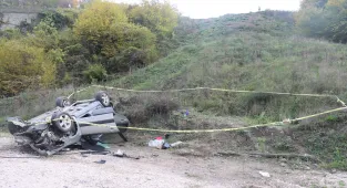 Sakarya'da otomobilin uçuruma devrilmesi sonucu ölenlerin sayısı 2'ye yükseldi