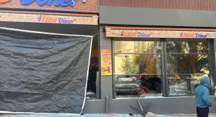 Şanlıurfa'da kontrolden çıkan otomobil dönerci dükkanına girdi