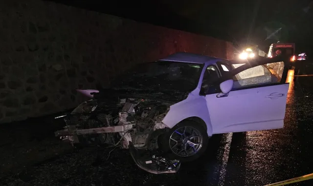 Sivas'ta iki otomobilin çarpıştığı kazada 1 kişi öldü, 2 kişi yaralandı