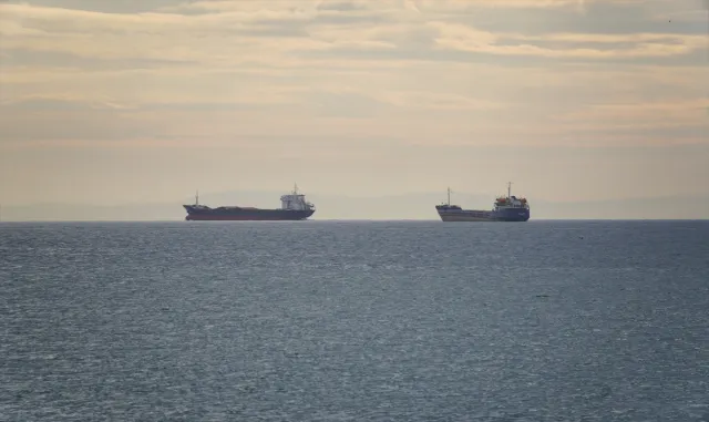 Tekirdağ'da deniz ulaşımı 3 gündür süren lodosun etkisini yitirmesiyle normale döndü