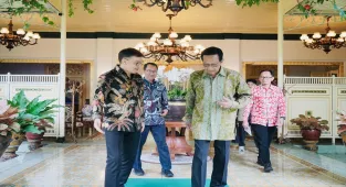 Türkiye'nin Cakarta Büyükelçisi Küçükcan, Endonezya'da Yogyakarta Sultanı ile görüştü