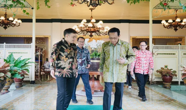 Türkiye'nin Cakarta Büyükelçisi Küçükcan, Endonezya'da Yogyakarta Sultanı ile görüştü