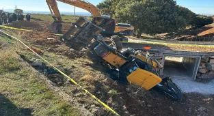 Uşak'ta devrilen kepçenin altında kalan kişi öldü