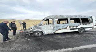 Van'da seyir halindeki minibüs alev aldı