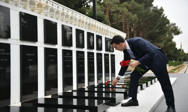 YTB Başkanı Abdulhadi Turus, Bakü'de şehitlikleri ziyaret etti: