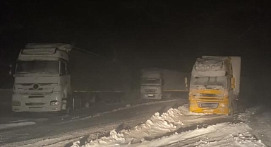 Ağrı'da kar ve tipi nedeniyle Tendürek geçidinde ulaşım güçlükle sağlanıyor