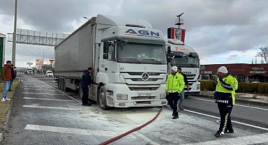 Aksaray'da seyir halindeki tırda çıkan yangın söndürüldü